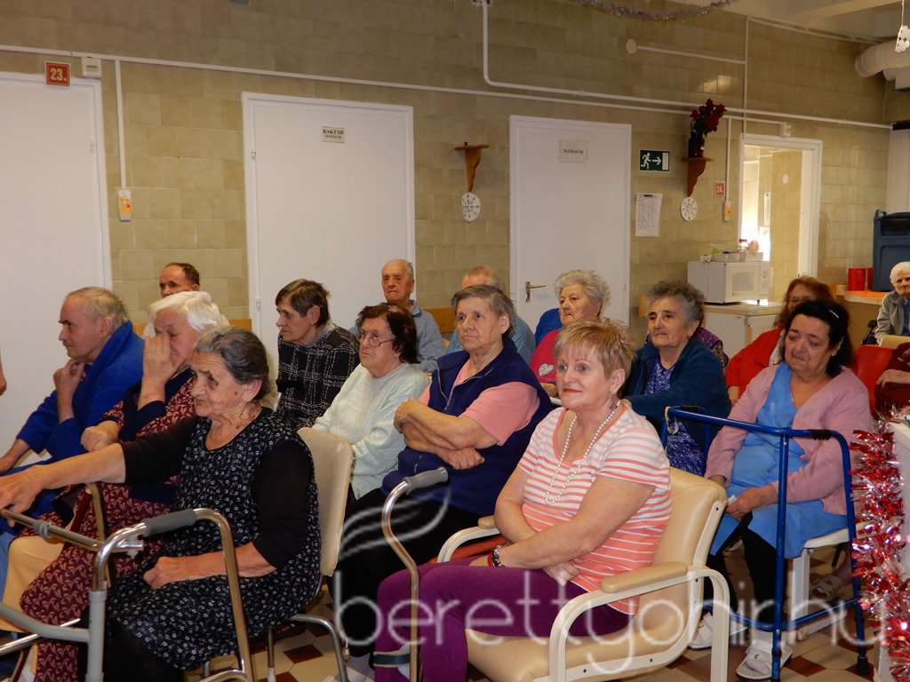 Karácsonyi ünnepség a Krónikus osztályon 04